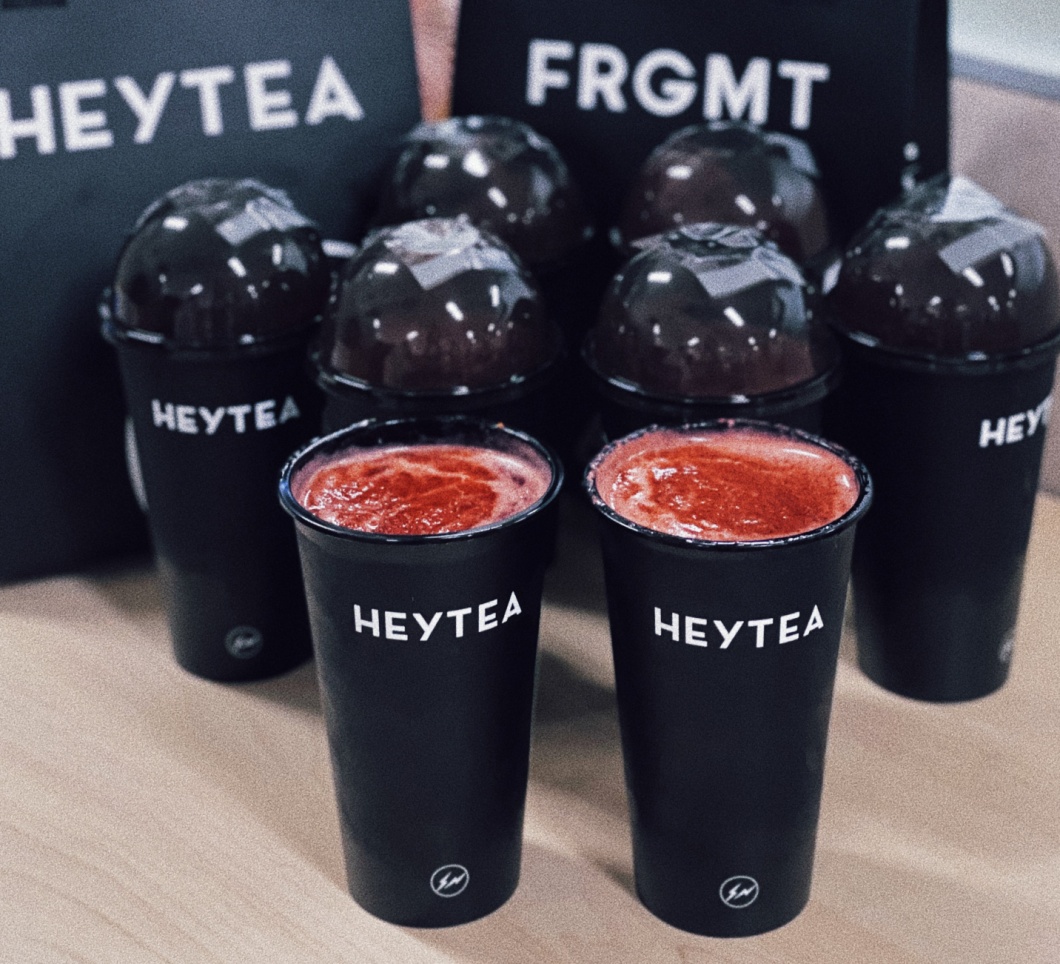 “酷黑莓桑”首日賣出15萬(wàn)杯！你被喜茶和藤原浩聯(lián)名刷屏了嗎？|餐飲界