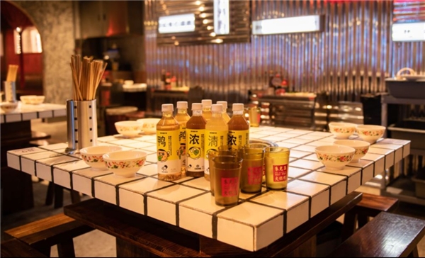 喜茶瓶裝跨界合作朱光玉火鍋，化身國慶成都熱門打卡地