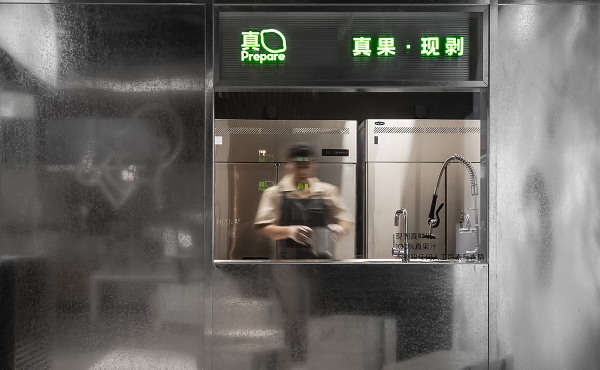 喜茶在多地門店推出真果現(xiàn)剝透明窗口，真果品質看得見|餐飲界