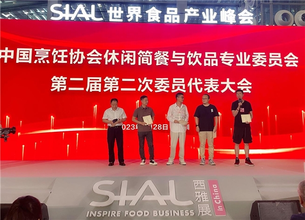 餐飲業(yè)復(fù)蘇潮來(lái)臨 夸父炸串接連斬獲權(quán)威獎(jiǎng)項(xiàng)成行業(yè)“新標(biāo)桿”