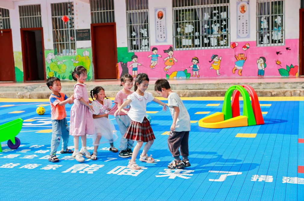 大山里的孩子，有了彩色新操場(chǎng)