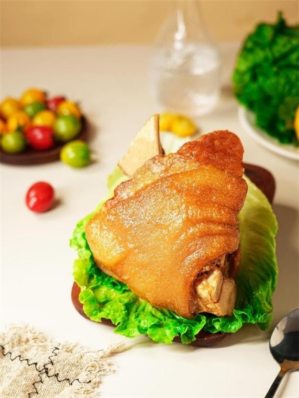 百年非遺煥新味 —— 孫鹵匠椒鹽蹄膀榮膺2025中國新食材品類冠軍稱號