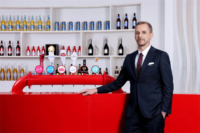 百威中國新總裁盛錦華“首秀”，高端啤酒巨頭接下來要怎么干？|餐飲界