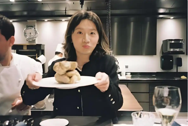 好利來“千金”上熱搜！現(xiàn)在的餐飲老板都去“內(nèi)娛”闖了？|餐飲界