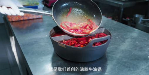 2026開年，一鍋“沸騰牛油”刷屏春晚與超級(jí)碗，它揭開了火鍋?zhàn)顨埧岬恼嫦?></a>
          <div> <a href=